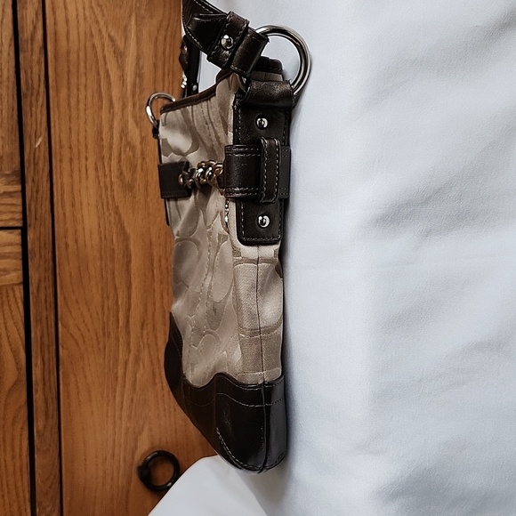 Classic Coach Cross Body Bag - Picture 5 of 7